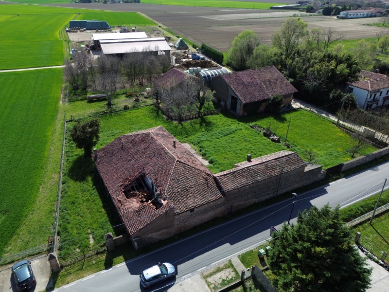 COMPOSIZIONE:
Proponiamo in vendita interessante compendio immobiliare composto da tre unità abit...