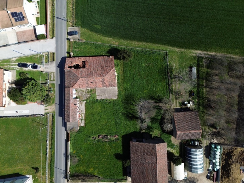 COMPOSIZIONE:
Proponiamo in vendita interessante compendio immobiliare composto da tre unità abit...