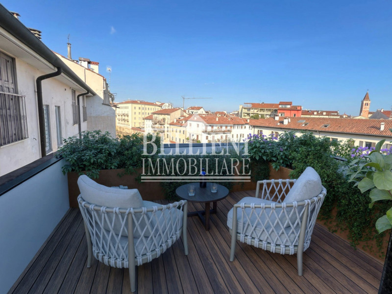 CENTRO STORICO - In una delle più importi piazze di Vicenza vicino al Teatro Olimpico e a Palazzo...