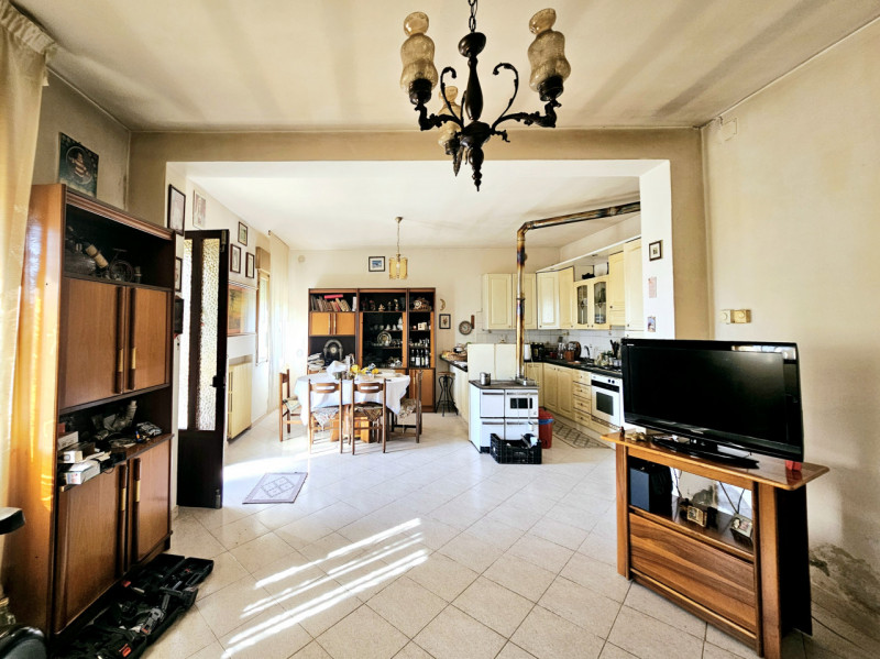 Proponiamo in vendita a Monselice, località Schiavonia, spaziosa casa singola con terreno agricol...