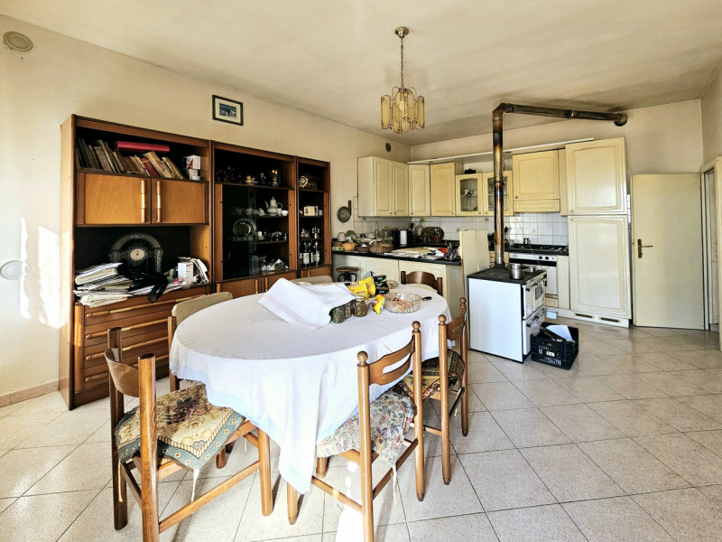 Proponiamo in vendita a Monselice, località Schiavonia, spaziosa casa singola con terreno agricol...