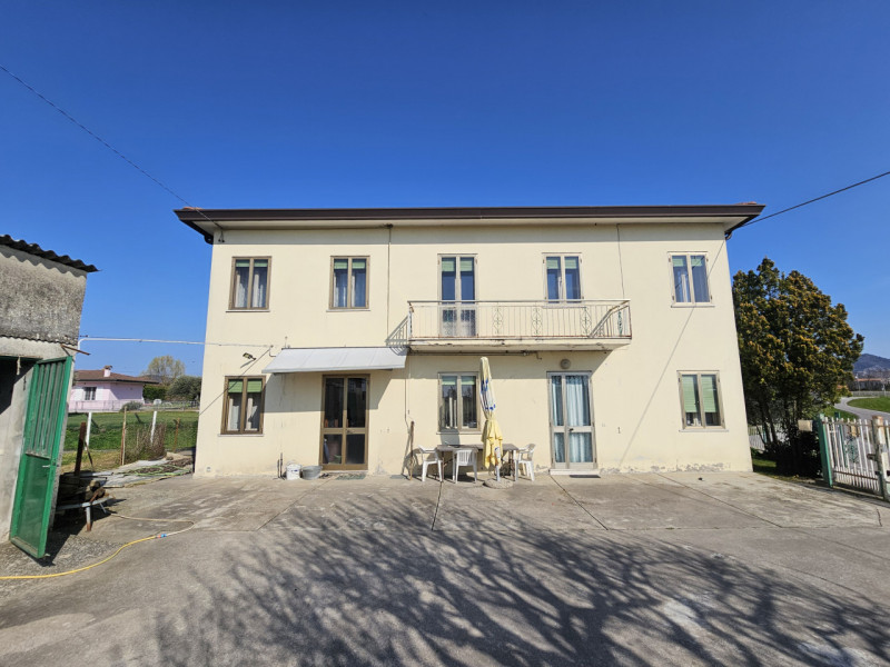 Proponiamo in vendita a Monselice, località Schiavonia, spaziosa casa singola con terreno agricol...