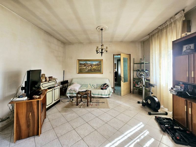 Proponiamo in vendita a Monselice, località Schiavonia, spaziosa casa singola con terreno agricol...