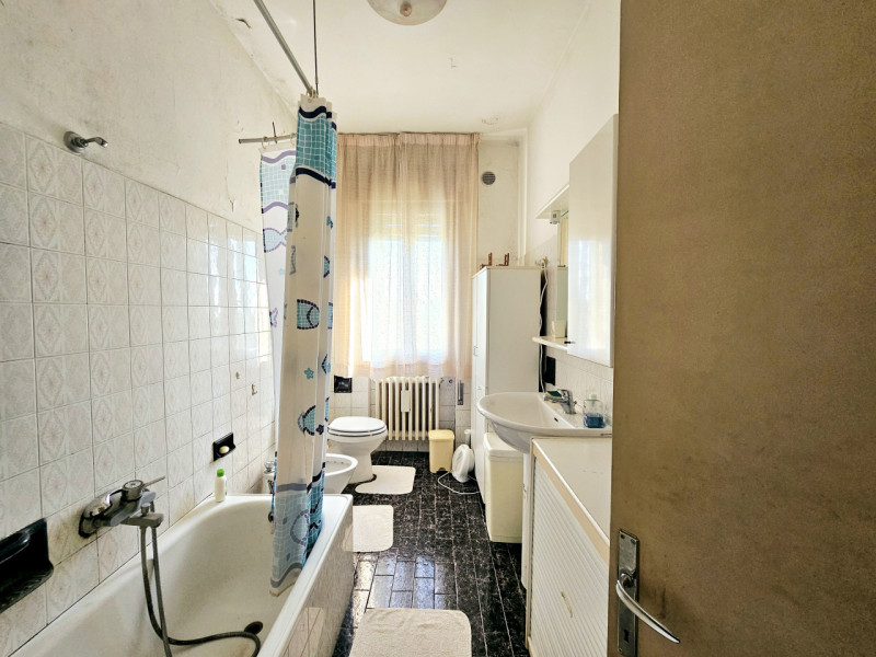 Proponiamo in vendita a Monselice, località Schiavonia, spaziosa casa singola con terreno agricol...