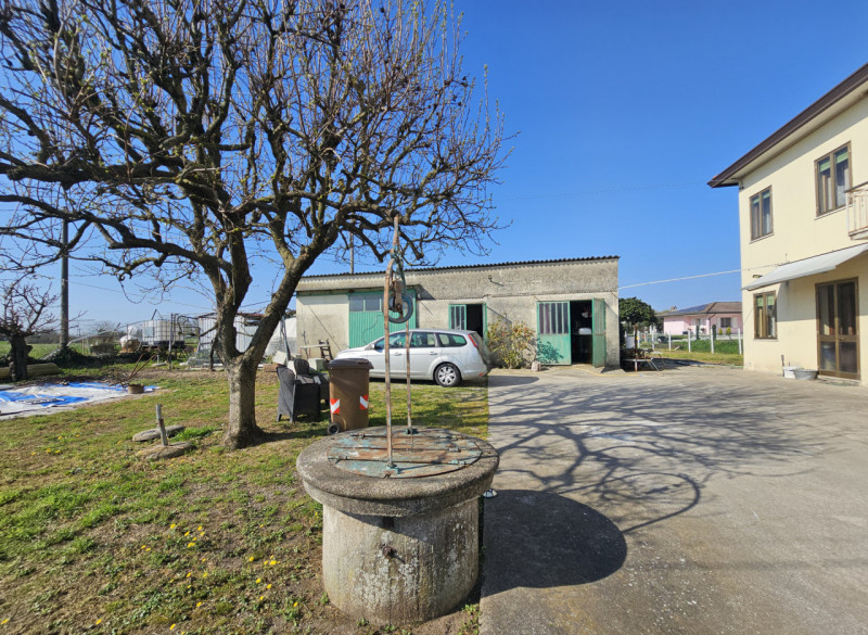 Proponiamo in vendita a Monselice, località Schiavonia, spaziosa casa singola con terreno agricol...