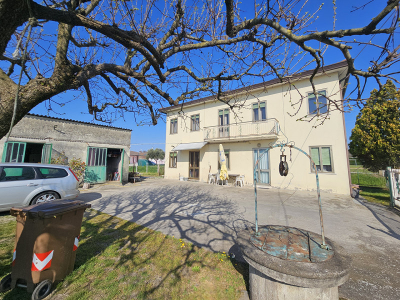 Proponiamo in vendita a Monselice, località Schiavonia, spaziosa casa singola con terreno agricol...