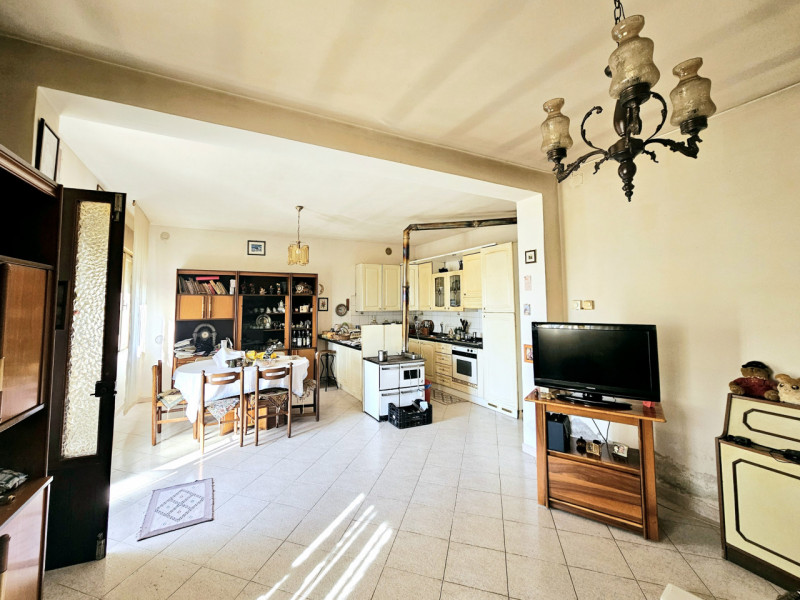 Proponiamo in vendita a Monselice, località Schiavonia, spaziosa casa singola con terreno agricol...