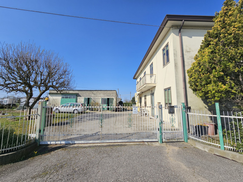 Proponiamo in vendita a Monselice, località Schiavonia, spaziosa casa singola con terreno agricol...