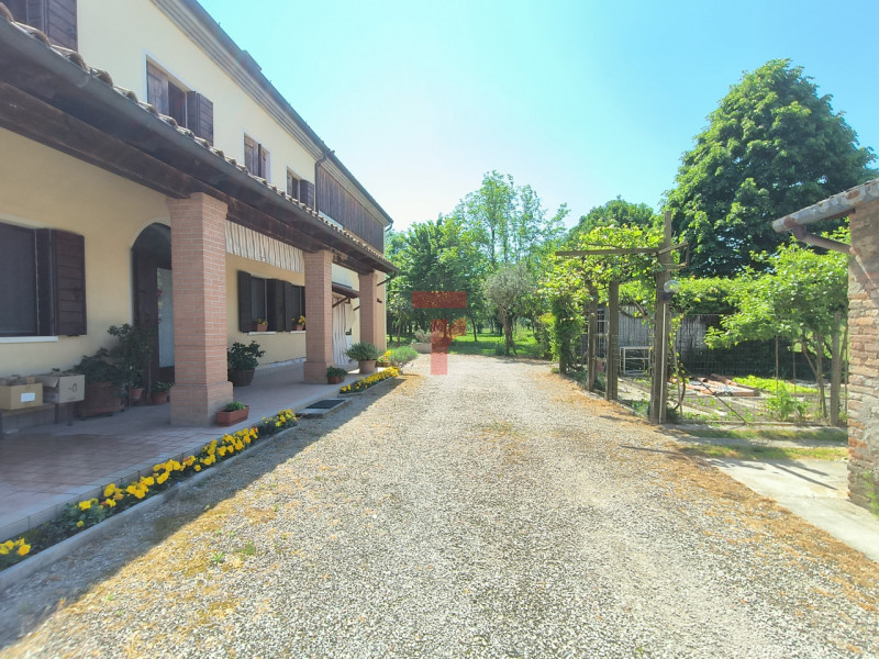 Nel Comune di Limena, in zona verdeggiante a due minuti dal centro paese, proponiamo in vendita u...