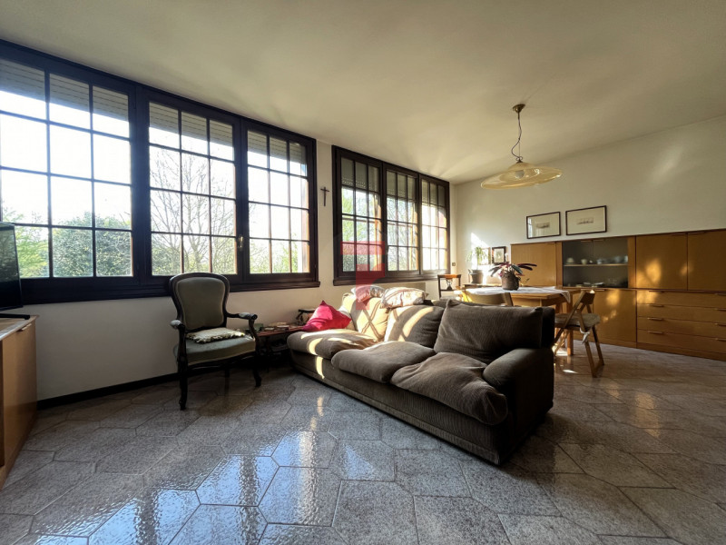 Nel Comune di Limena, in zona verdeggiante a due minuti dal centro paese, proponiamo in vendita u...