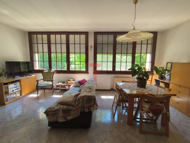 Nel Comune di Limena, in zona verdeggiante a due minuti dal centro paese, proponiamo in vendita u...