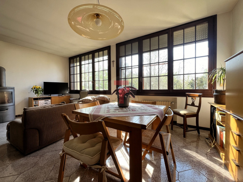 Nel Comune di Limena, in zona verdeggiante a due minuti dal centro paese, proponiamo in vendita u...