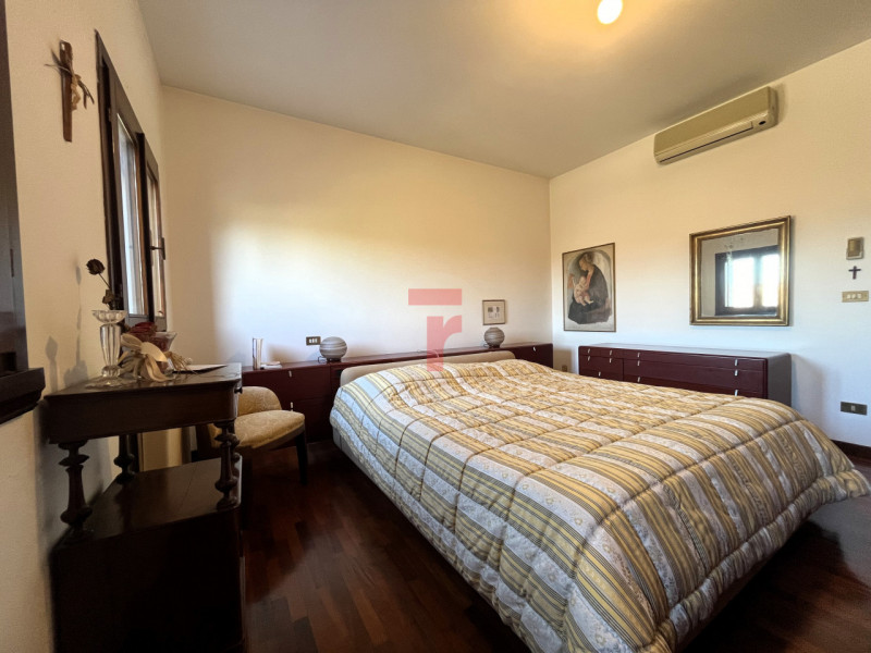 Nel Comune di Limena, in zona verdeggiante a due minuti dal centro paese, proponiamo in vendita u...