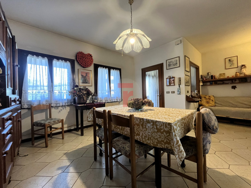 Nel Comune di Limena, in zona verdeggiante a due minuti dal centro paese, proponiamo in vendita u...