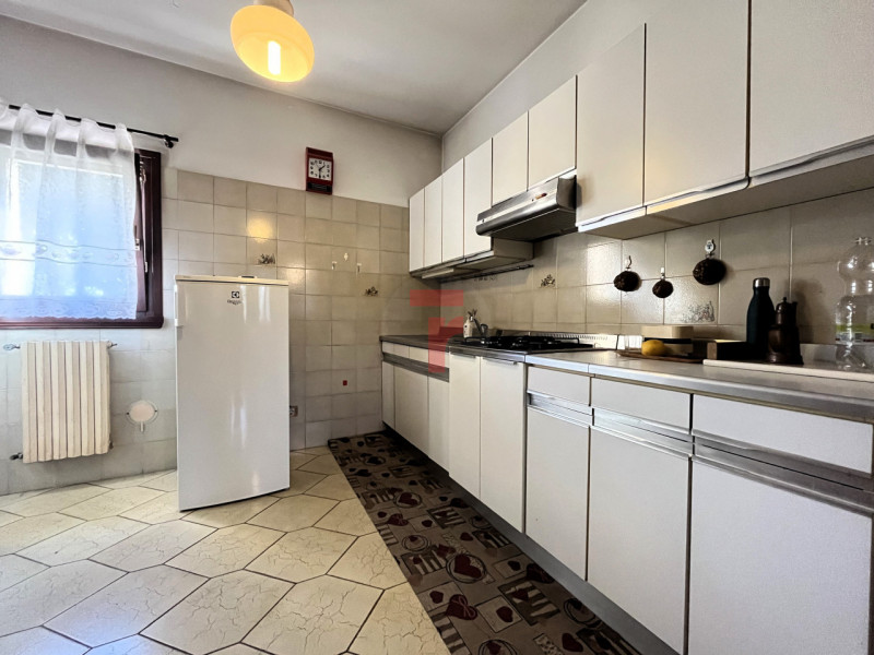 Nel Comune di Limena, in zona verdeggiante a due minuti dal centro paese, proponiamo in vendita u...