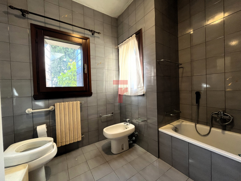 Nel Comune di Limena, in zona verdeggiante a due minuti dal centro paese, proponiamo in vendita u...