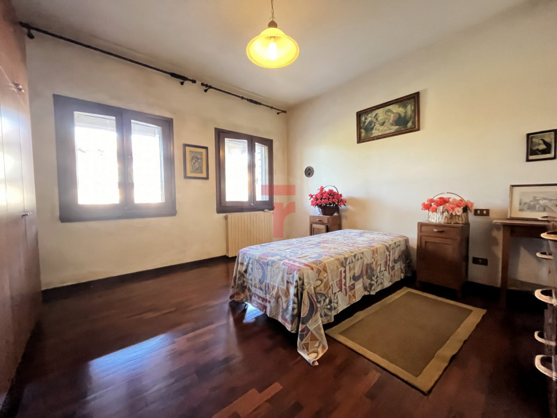 Nel Comune di Limena, in zona verdeggiante a due minuti dal centro paese, proponiamo in vendita u...