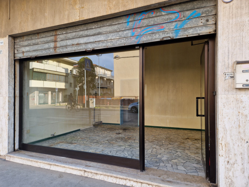 SAN CARLO - Via Cardinale Callegari, negozio 32 mq con bagno. Da ristrutturare. --- annuncio pubb...