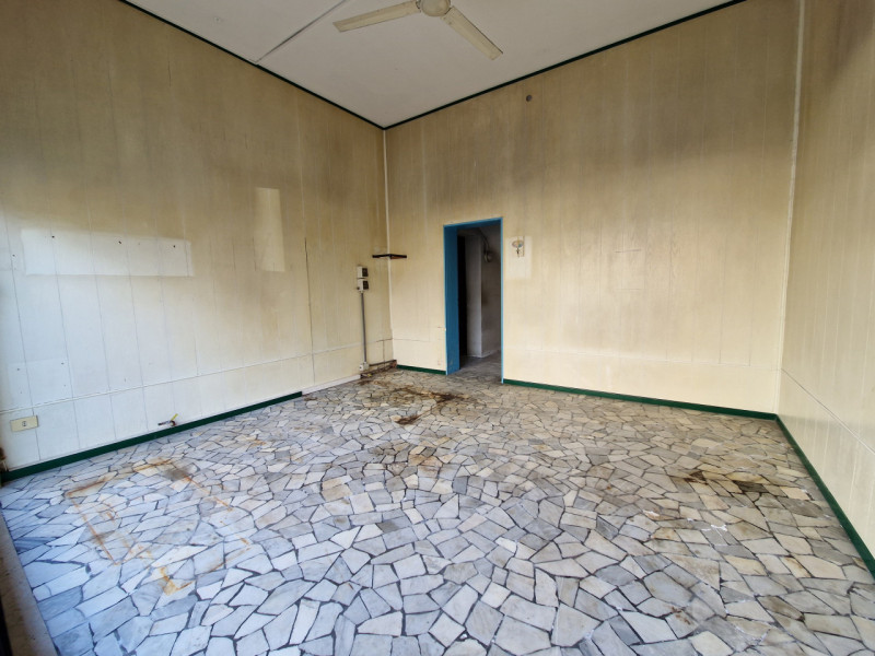 SAN CARLO - Via Cardinale Callegari, negozio 32 mq con bagno. Da ristrutturare. --- annuncio pubb...