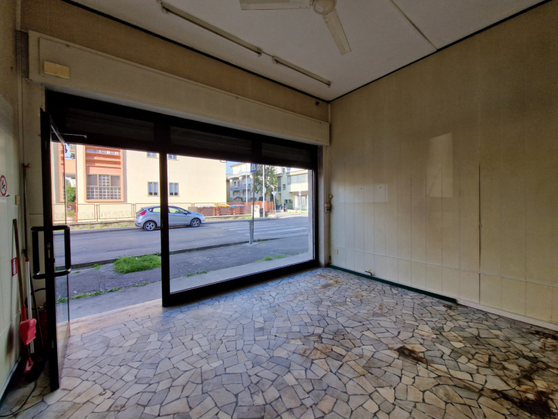 SAN CARLO - Via Cardinale Callegari, negozio 32 mq con bagno. Da ristrutturare. --- annuncio pubb...