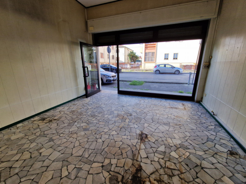 SAN CARLO - Via Cardinale Callegari, negozio 32 mq con bagno. Da ristrutturare. --- annuncio pubb...