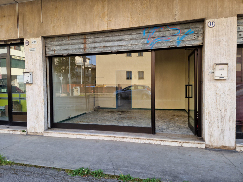 SAN CARLO - Via Cardinale Callegari, negozio 32 mq con bagno. Da ristrutturare. --- annuncio pubb...