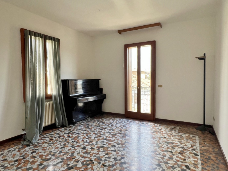 APPARTAMENTO SU 2 LIVELLI PARZIALMENTE RISTRUTTURATO IN VENDITA A VICENZA OVEST - RIF. 8375 
Nel ...