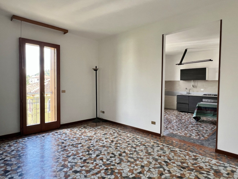 APPARTAMENTO SU 2 LIVELLI PARZIALMENTE RISTRUTTURATO IN VENDITA A VICENZA OVEST - RIF. 8375 
Nel ...