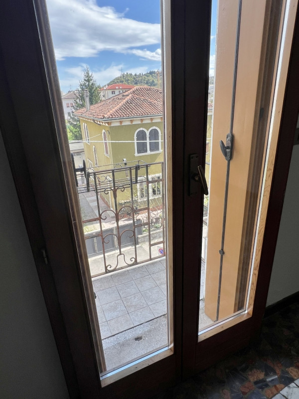 APPARTAMENTO SU 2 LIVELLI PARZIALMENTE RISTRUTTURATO IN VENDITA A VICENZA OVEST - RIF. 8375 
Nel ...