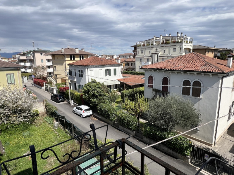 APPARTAMENTO SU 2 LIVELLI PARZIALMENTE RISTRUTTURATO IN VENDITA A VICENZA OVEST - RIF. 8375 
Nel ...