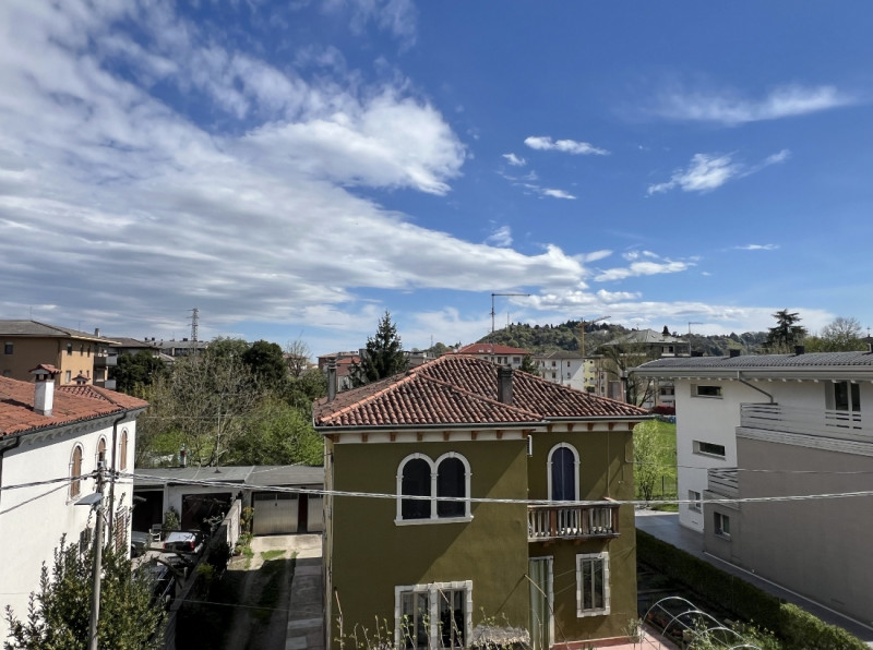 APPARTAMENTO SU 2 LIVELLI PARZIALMENTE RISTRUTTURATO IN VENDITA A VICENZA OVEST - RIF. 8375 
Nel ...