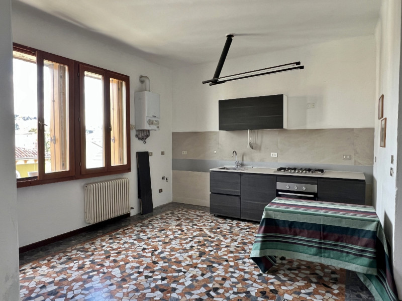 APPARTAMENTO SU 2 LIVELLI PARZIALMENTE RISTRUTTURATO IN VENDITA A VICENZA OVEST - RIF. 8375 
Nel ...