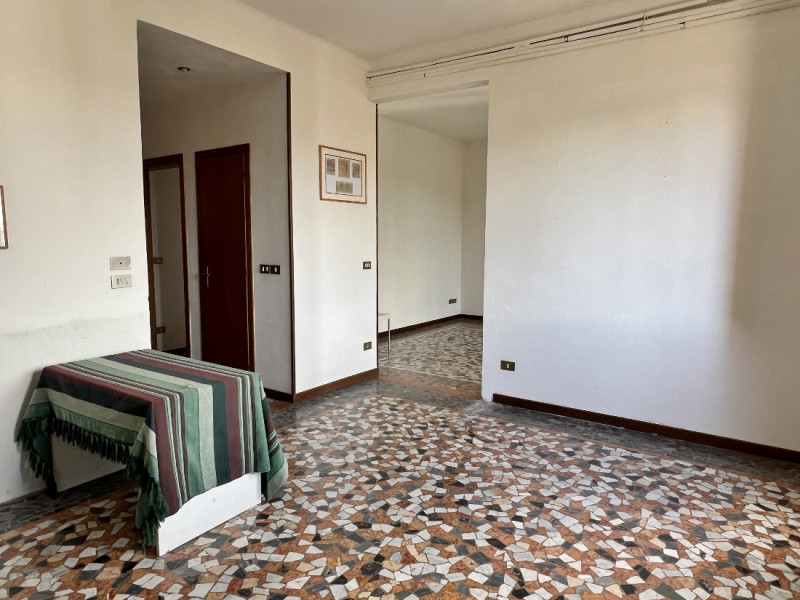 APPARTAMENTO SU 2 LIVELLI PARZIALMENTE RISTRUTTURATO IN VENDITA A VICENZA OVEST - RIF. 8375 
Nel ...