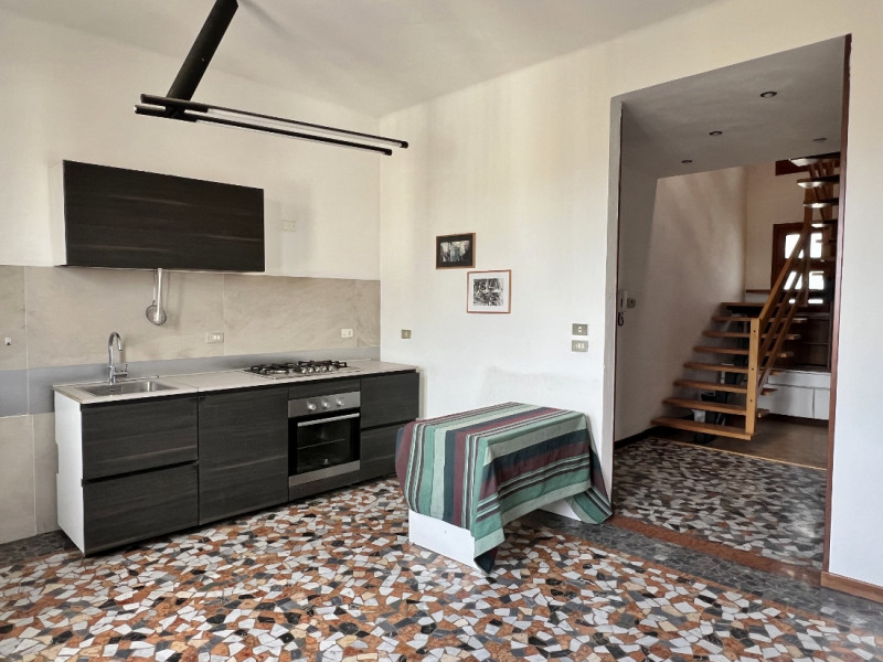 APPARTAMENTO SU 2 LIVELLI PARZIALMENTE RISTRUTTURATO IN VENDITA A VICENZA OVEST - RIF. 8375 
Nel ...