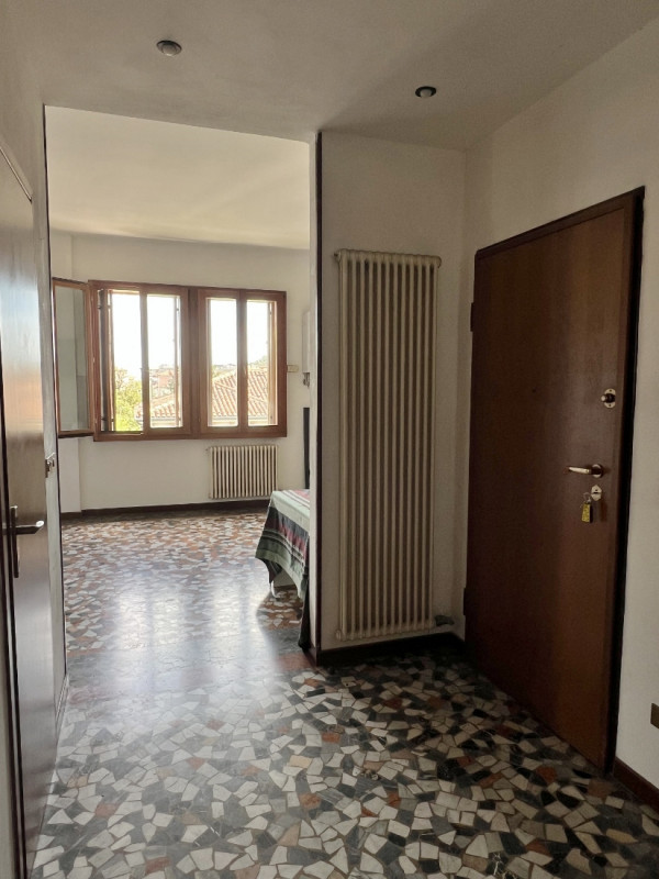 APPARTAMENTO SU 2 LIVELLI PARZIALMENTE RISTRUTTURATO IN VENDITA A VICENZA OVEST - RIF. 8375 
Nel ...