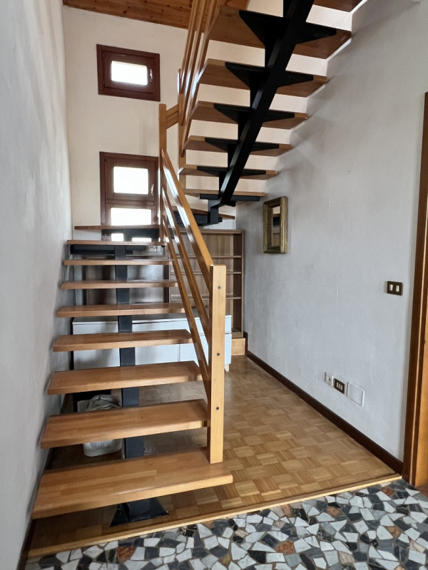 APPARTAMENTO SU 2 LIVELLI PARZIALMENTE RISTRUTTURATO IN VENDITA A VICENZA OVEST - RIF. 8375 
Nel ...