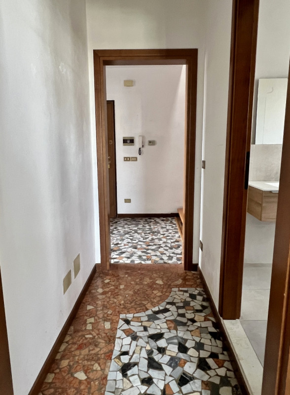 APPARTAMENTO SU 2 LIVELLI PARZIALMENTE RISTRUTTURATO IN VENDITA A VICENZA OVEST - RIF. 8375 
Nel ...