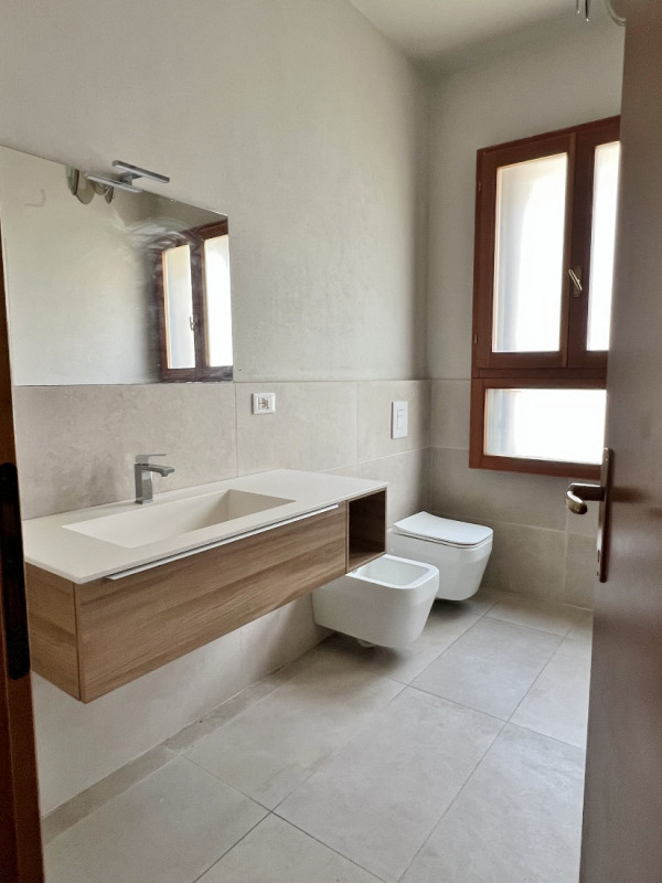 APPARTAMENTO SU 2 LIVELLI PARZIALMENTE RISTRUTTURATO IN VENDITA A VICENZA OVEST - RIF. 8375 
Nel ...