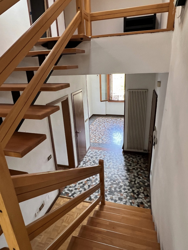 APPARTAMENTO SU 2 LIVELLI PARZIALMENTE RISTRUTTURATO IN VENDITA A VICENZA OVEST - RIF. 8375 
Nel ...