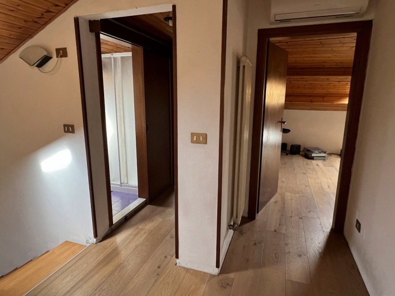 APPARTAMENTO SU 2 LIVELLI PARZIALMENTE RISTRUTTURATO IN VENDITA A VICENZA OVEST - RIF. 8375 
Nel ...