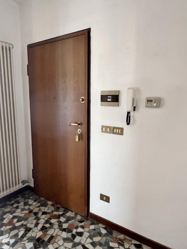 APPARTAMENTO SU 2 LIVELLI PARZIALMENTE RISTRUTTURATO IN VENDITA A VICENZA OVEST - RIF. 8375 
Nel ...