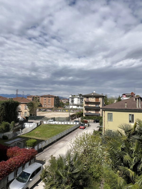 APPARTAMENTO SU 2 LIVELLI PARZIALMENTE RISTRUTTURATO IN VENDITA A VICENZA OVEST - RIF. 8375 
Nel ...