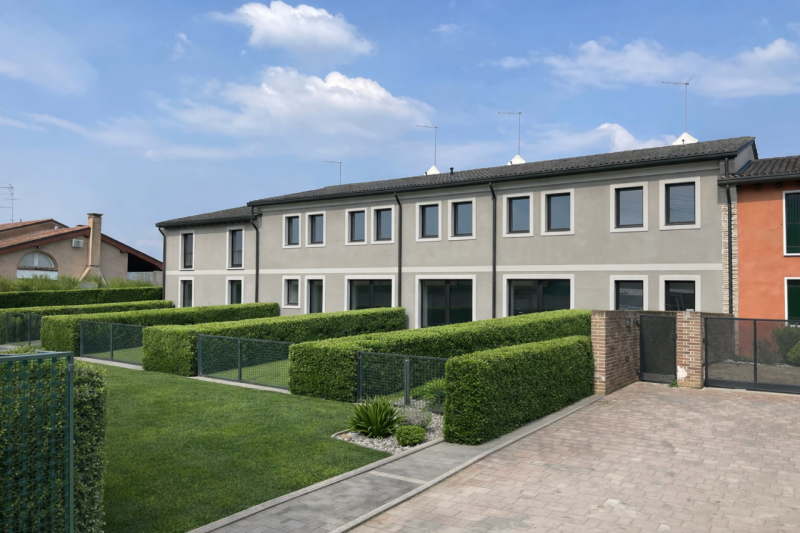 Scoprite questa affascinante porzione di testa quadrifamiliare situata nel centro storico di Noal...