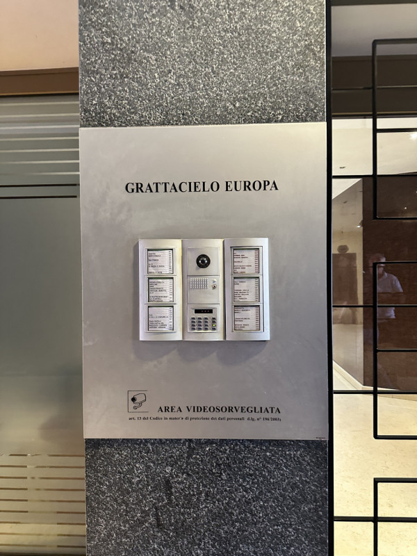 Centro. Appartamento di 74 mq, da ristrutturare.  
Euro 208.000 Largo Europa, posizione ottimale ...