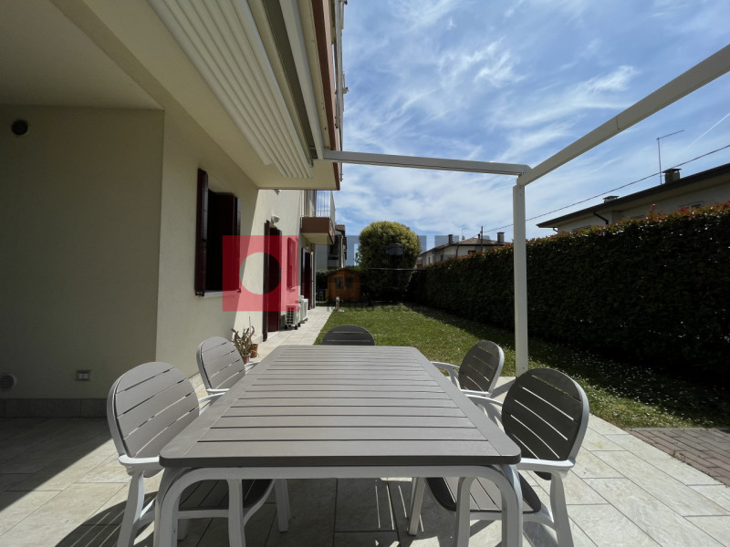 In una tranquilla zona residenziale nel cuore di Roncade, proponiamo in vendita appartamento tric...