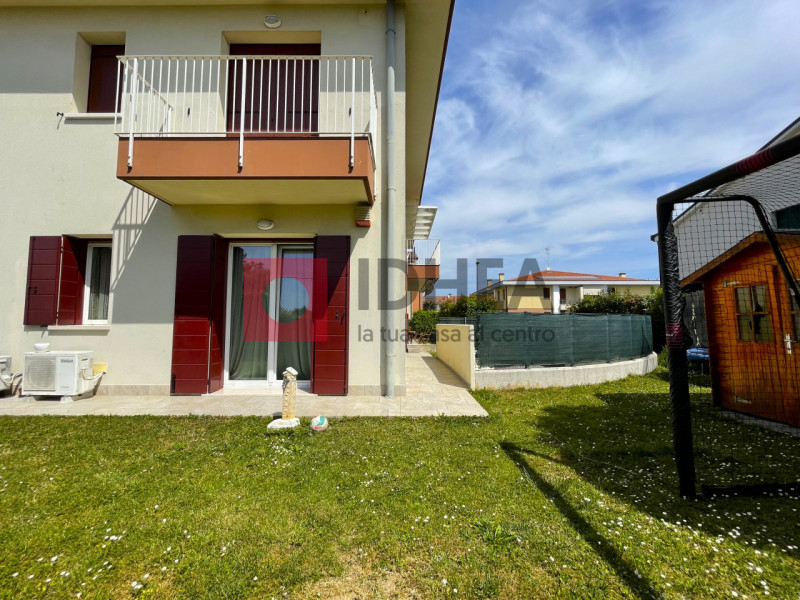In una tranquilla zona residenziale nel cuore di Roncade, proponiamo in vendita appartamento tric...