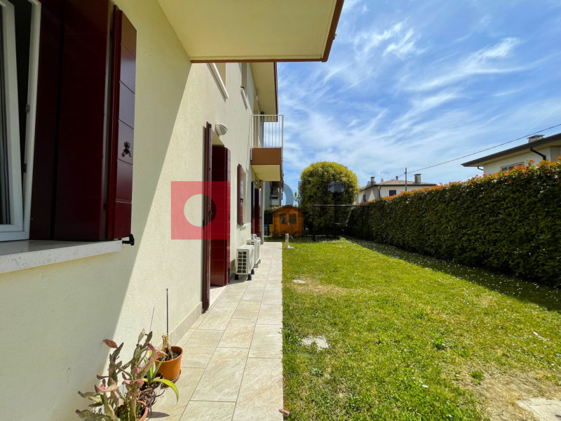 In una tranquilla zona residenziale nel cuore di Roncade, proponiamo in vendita appartamento tric...