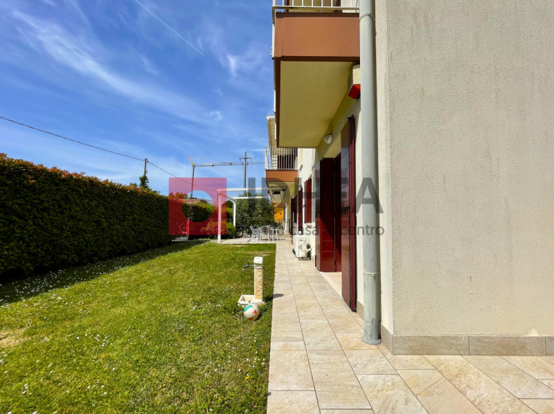 In una tranquilla zona residenziale nel cuore di Roncade, proponiamo in vendita appartamento tric...