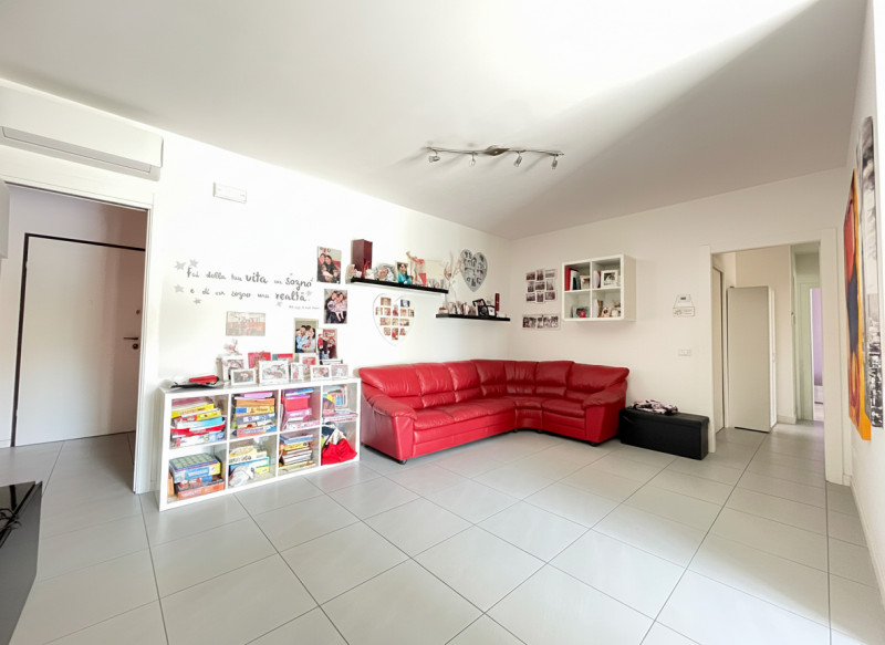 In una tranquilla zona residenziale nel cuore di Roncade, proponiamo in vendita appartamento tric...