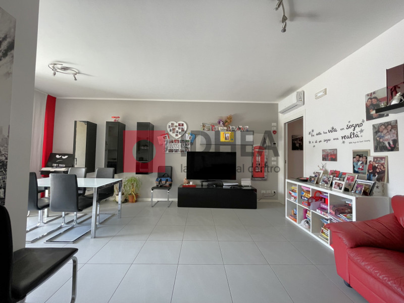In una tranquilla zona residenziale nel cuore di Roncade, proponiamo in vendita appartamento tric...